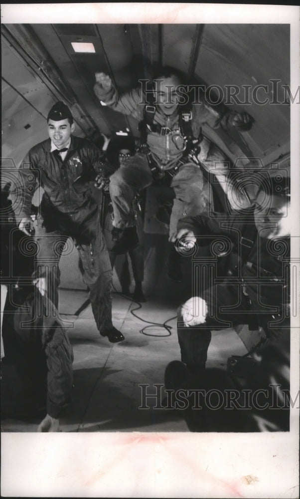 1964 Press Photo Weightless Lieutenant Pierce With Reporters Bazeman, Williams - Historic Images