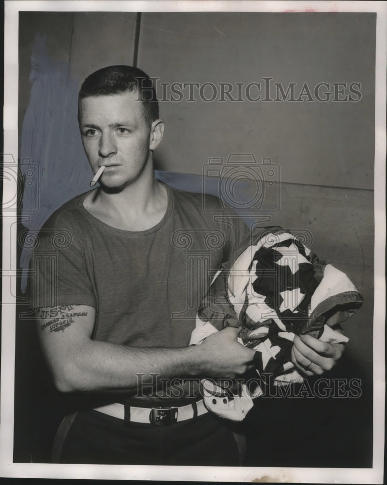 1954 Press Photo Marine Sergeant Charles Ramsay Shows How Not To Carry Flag - Historic Images