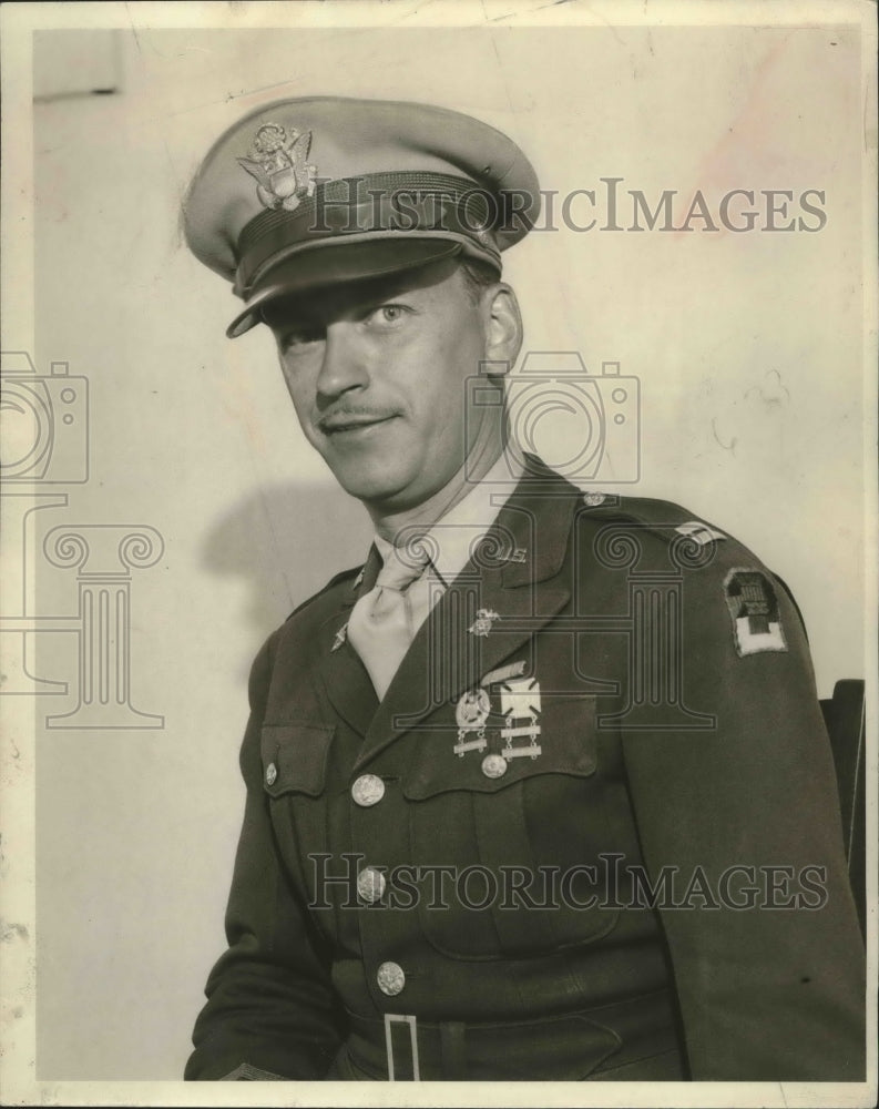 1943 Press Photo Former Sentinel Photographer Melvin Ouimet As Army Captain - Historic Images
