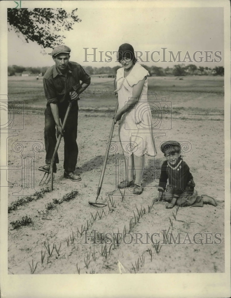 1932 Press Photo John Kowalewski and family plant vegetables in Greenfield, Wisc - Historic Images