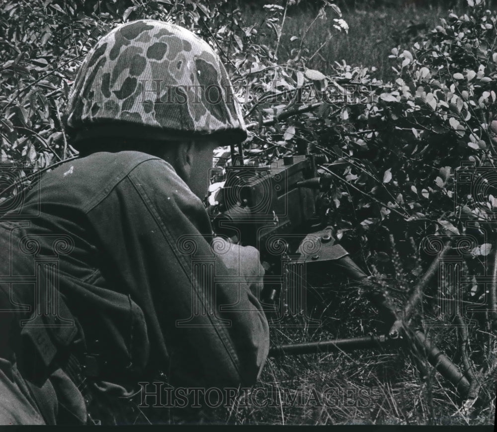 1965 Press Photo Wisconsin National guard soldier mans machine gun at Camp McCoy - Historic Images