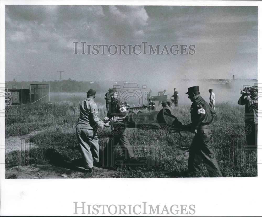 1965 Press Photo Wisconsin Air National Guard train handling wounded - Historic Images