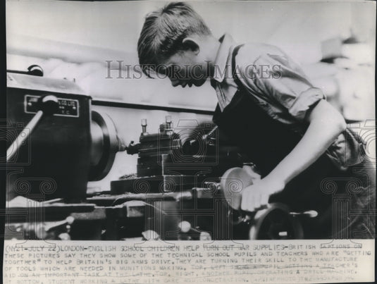 1940 Press Photo World War II - British Technical School Pupil at Lathe - Historic Images