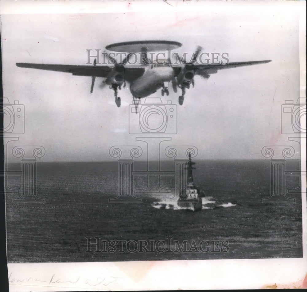 1966 Press Photo United States navy Hawkeye plane off the coast of South Vietnam - Historic Images