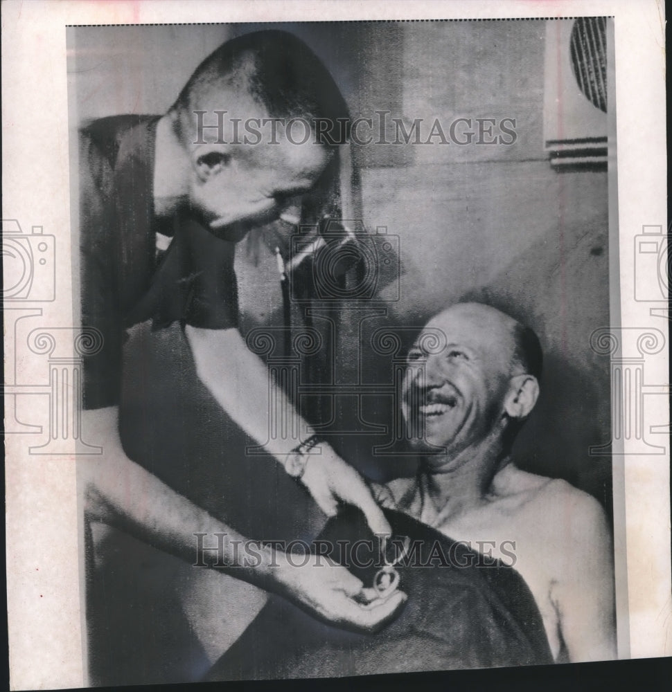 1965 Press Photo Colonel Mike Yunck receiving purple heart, Vietnam War- Historic Images