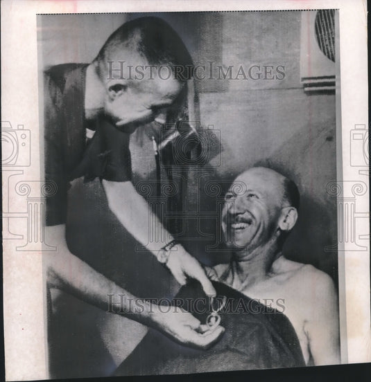 1965 Press Photo Colonel Mike Yunck receiving purple heart, Vietnam War- Historic Images