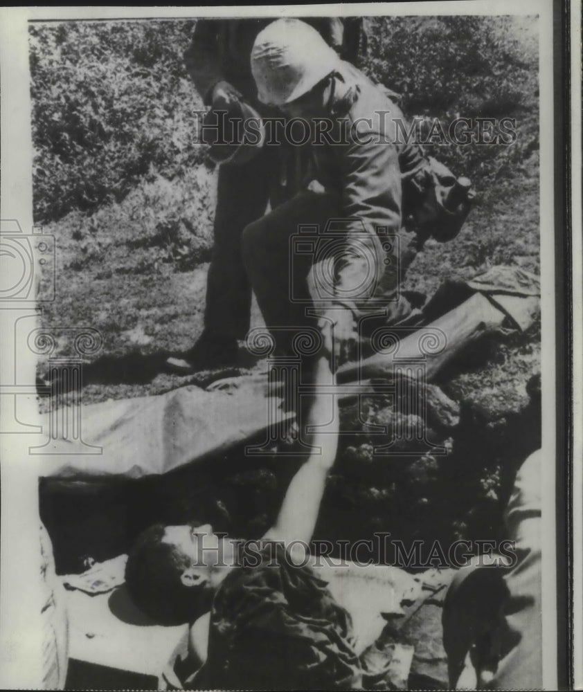 1966 Press Photo Corporal Higgins shakes hands with a buddy at Chau Nhai - Historic Images