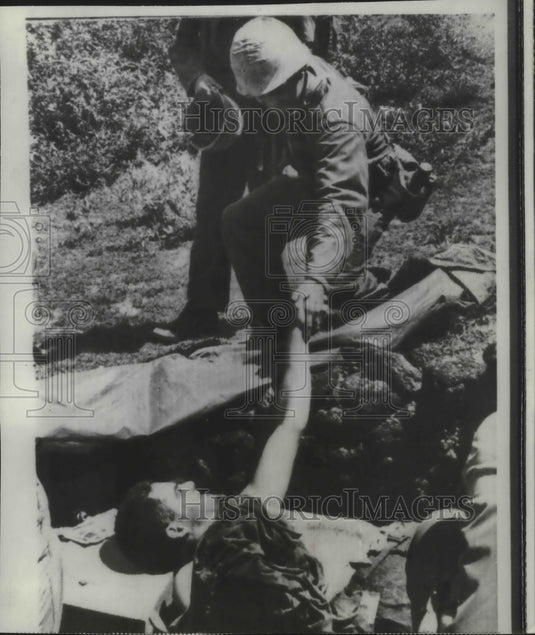 1966 Press Photo Corporal Higgins shakes hands with a buddy at Chau Nhai - Historic Images