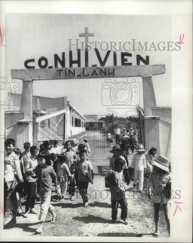1974 Press Photo Vietnamese orphans heading to school, Co Nhi Vien - Historic Images