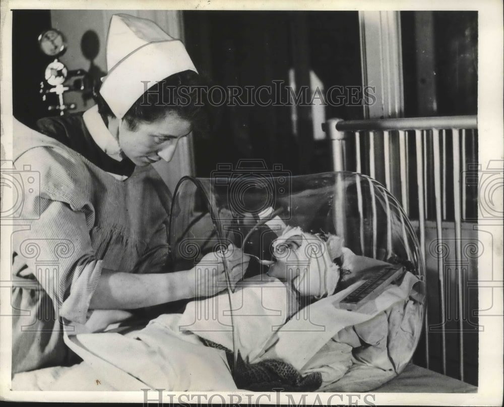 1941 Press Photo Small child in oxygen bell at Queen&#39;s for CHildren&#39;s hospital - Historic Images