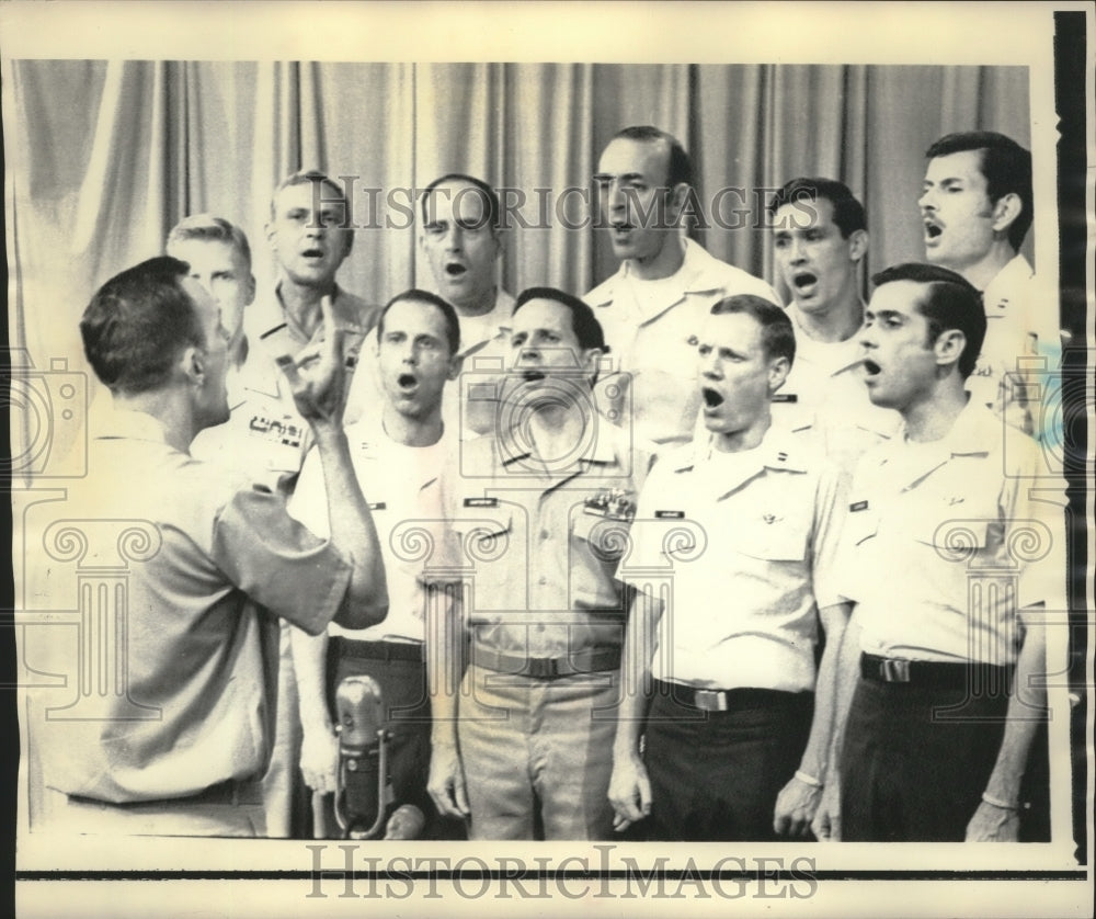 1973 Press Photo Released POW choir singing at Clark Air Base, The Philippines - Historic Images