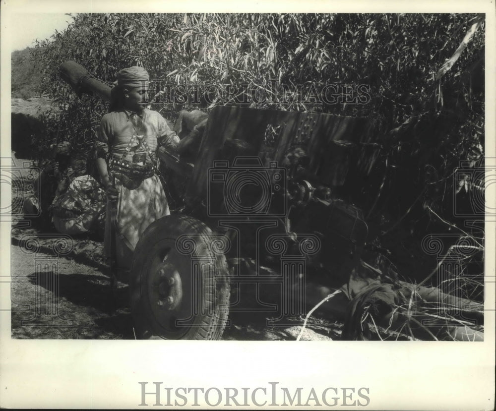 1968 Press Photo Emir Hassan bin Hassan inspects captured Soviet made cannon - Historic Images