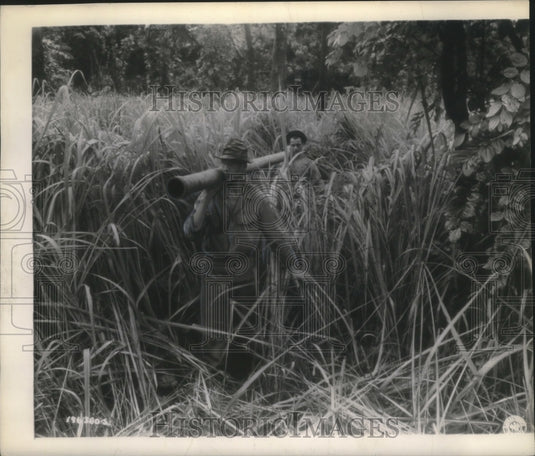 1944 Press Photo Pipeline Section Carried By United States Soldiers In Burma - Historic Images