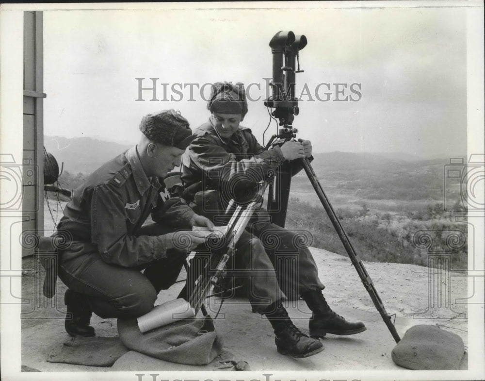 1966 Press Photo Soldier manning scope receiving his monthly pay, Korea - Historic Images