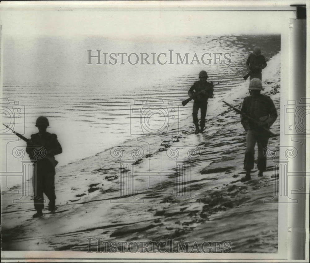 1966 Press Photo American troops on patrol along demilitarized zone in Korea - Historic Images