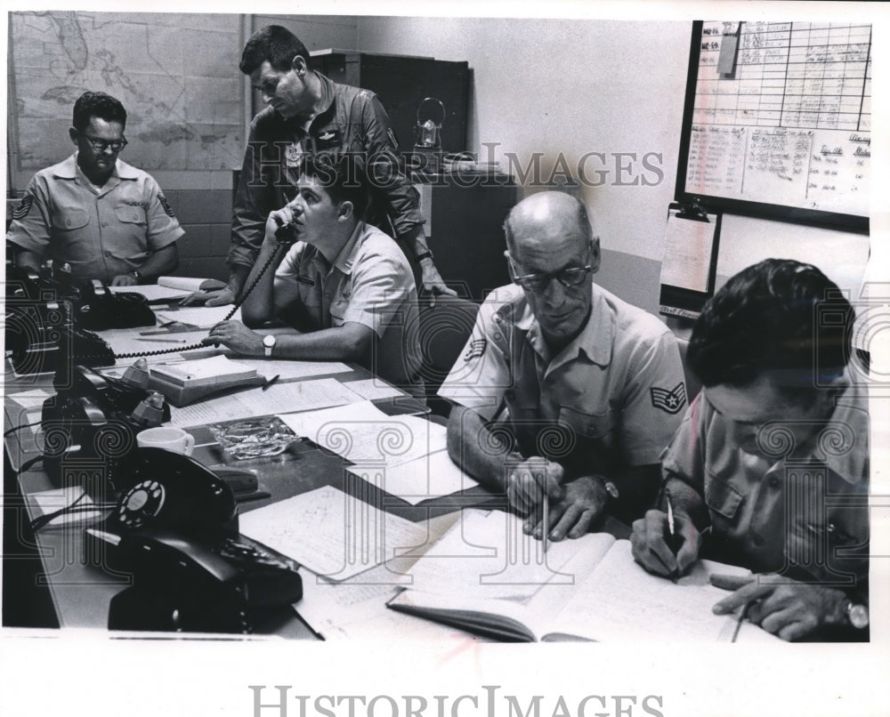 1965 Press Photo Colonel Dereszynski visits air force control center in Florida-Historic Images