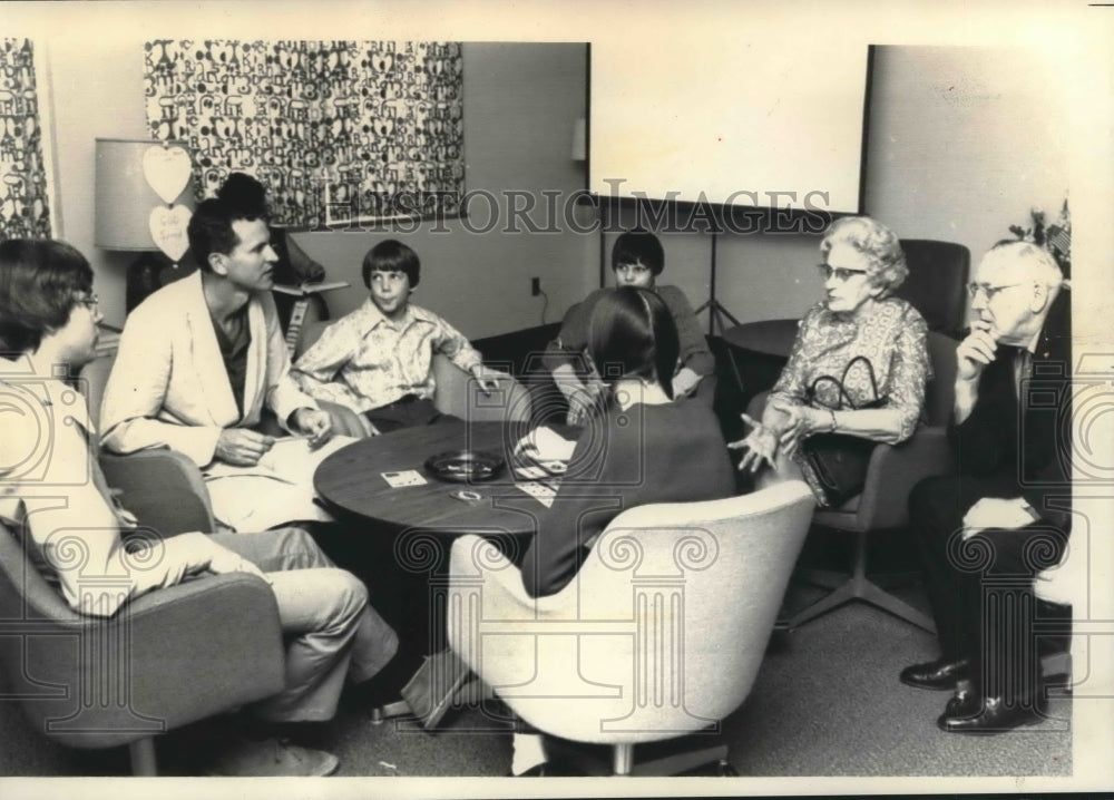 1973 Press Photo Daniel J. Doughty and family at Scott Air Force Base, Illinois - Historic Images