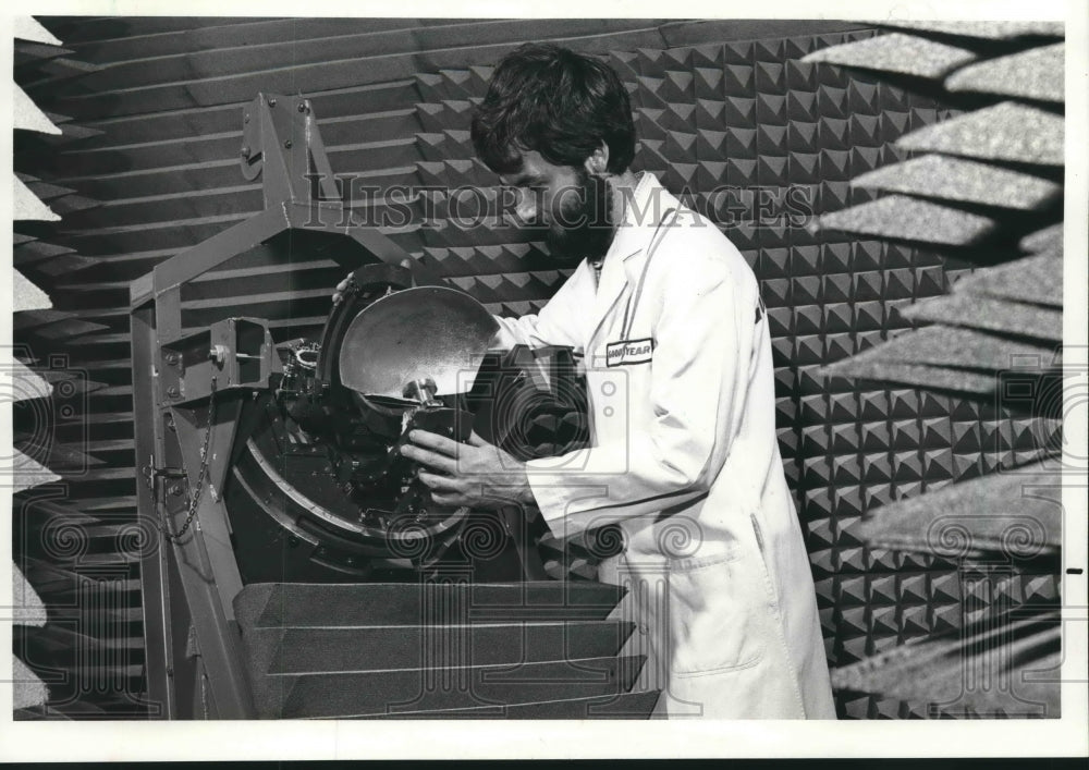 1983 Press Photo Goodyear Aerospace - Technician and Pershing II Unit - Historic Images