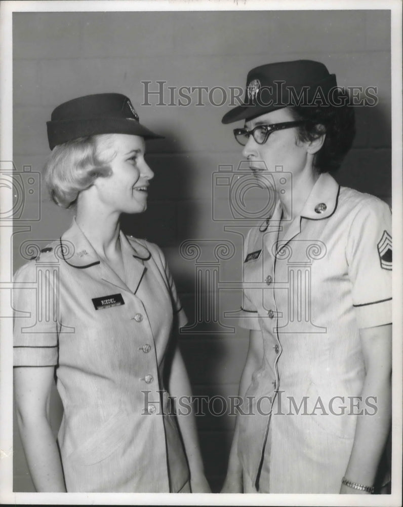 1966 Press Photo Lieutenant Marilyn Riedel and Sergeant Margaret Carleton - Historic Images