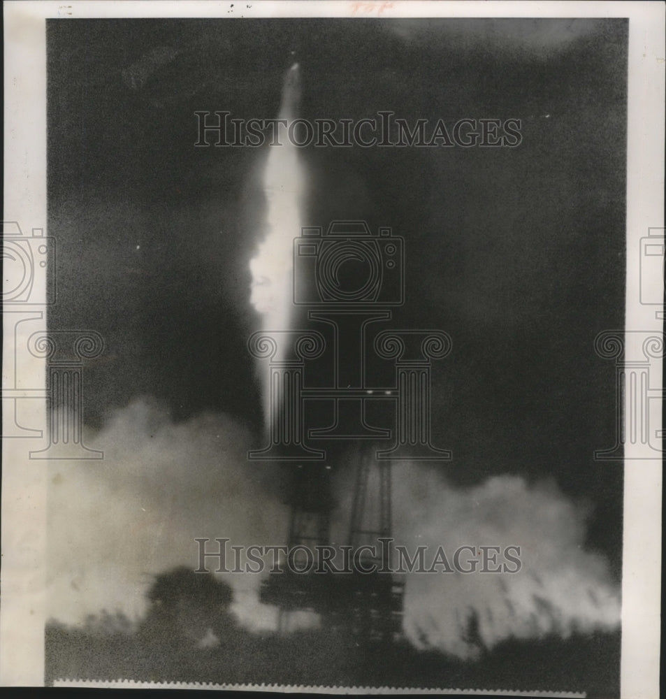 1958 Press Photo Jupiter missile lights up sky at Cape Canaveral, Florida - Historic Images