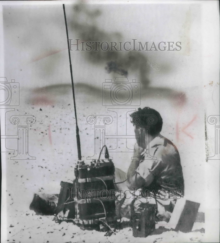1956 Press Photo Israeli army sergeant watching bombardment on Sinai peninsula - Historic Images