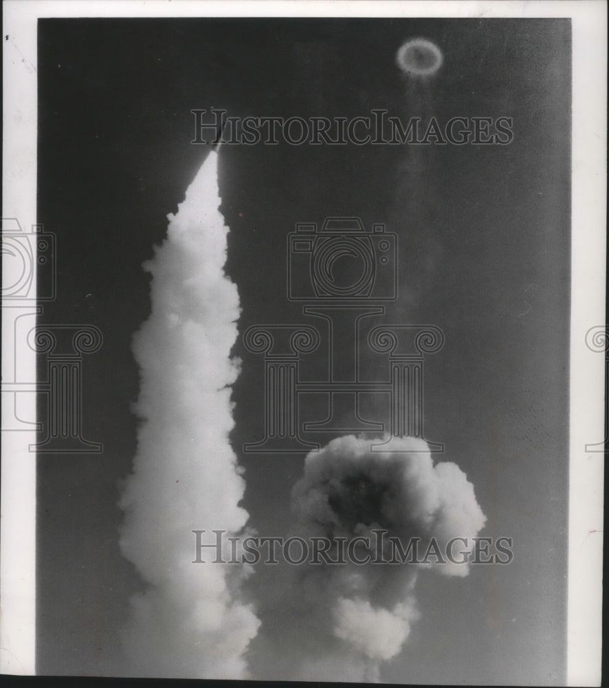 1964 Press Photo Minuteman missile headed to smoke ring created by launch - Historic Images