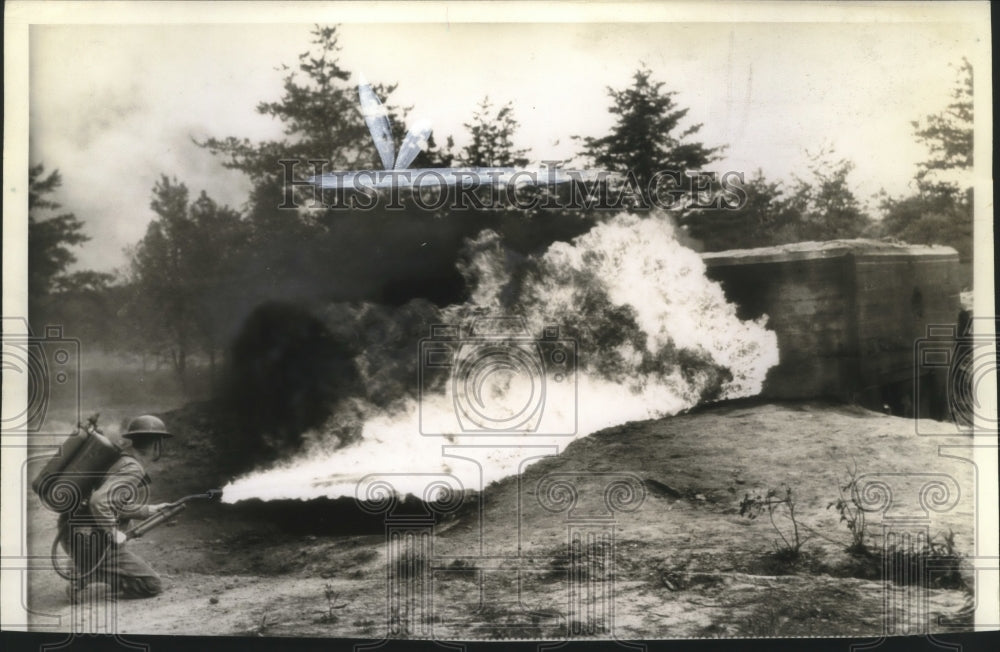 1942 Press Photo Flame thrower attacks concrete blockhouse, Fort Belvoir- Historic Images