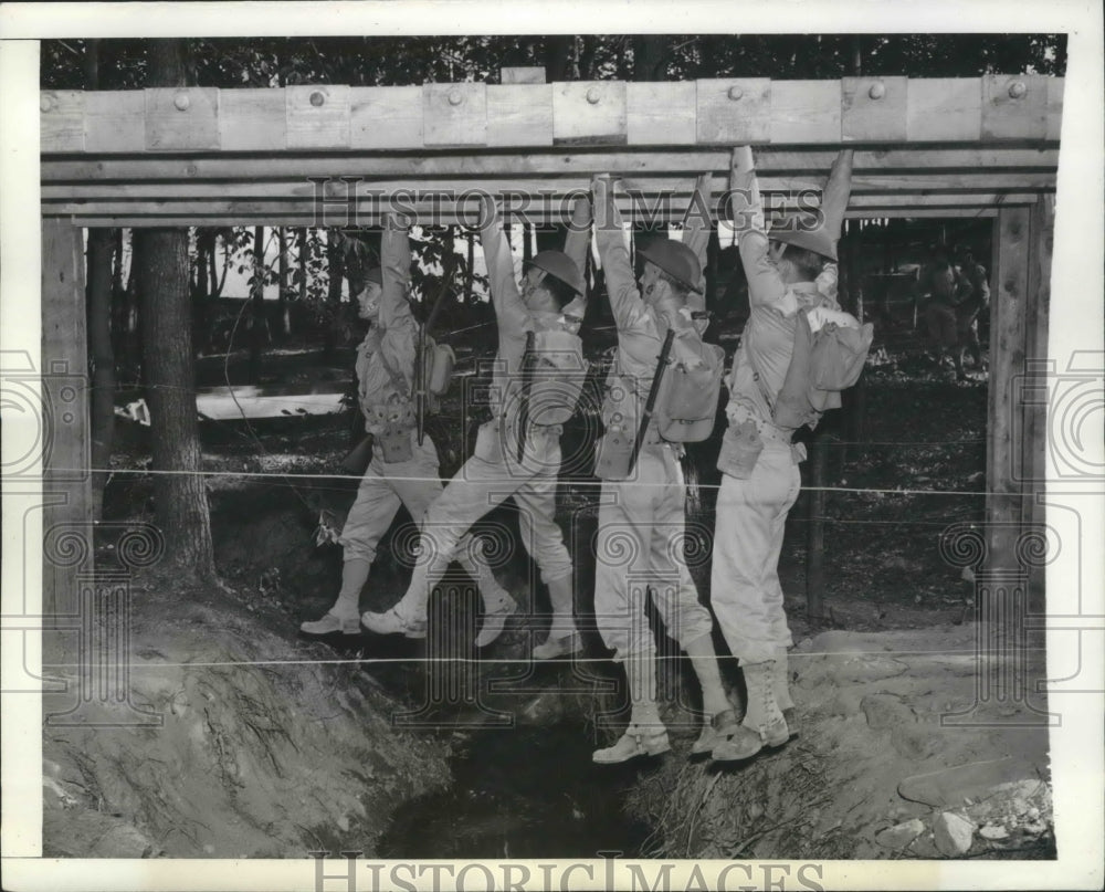 1941 Press Photo Soldiers on overhead ladder on obstacle course, Fort Belvoir- Historic Images