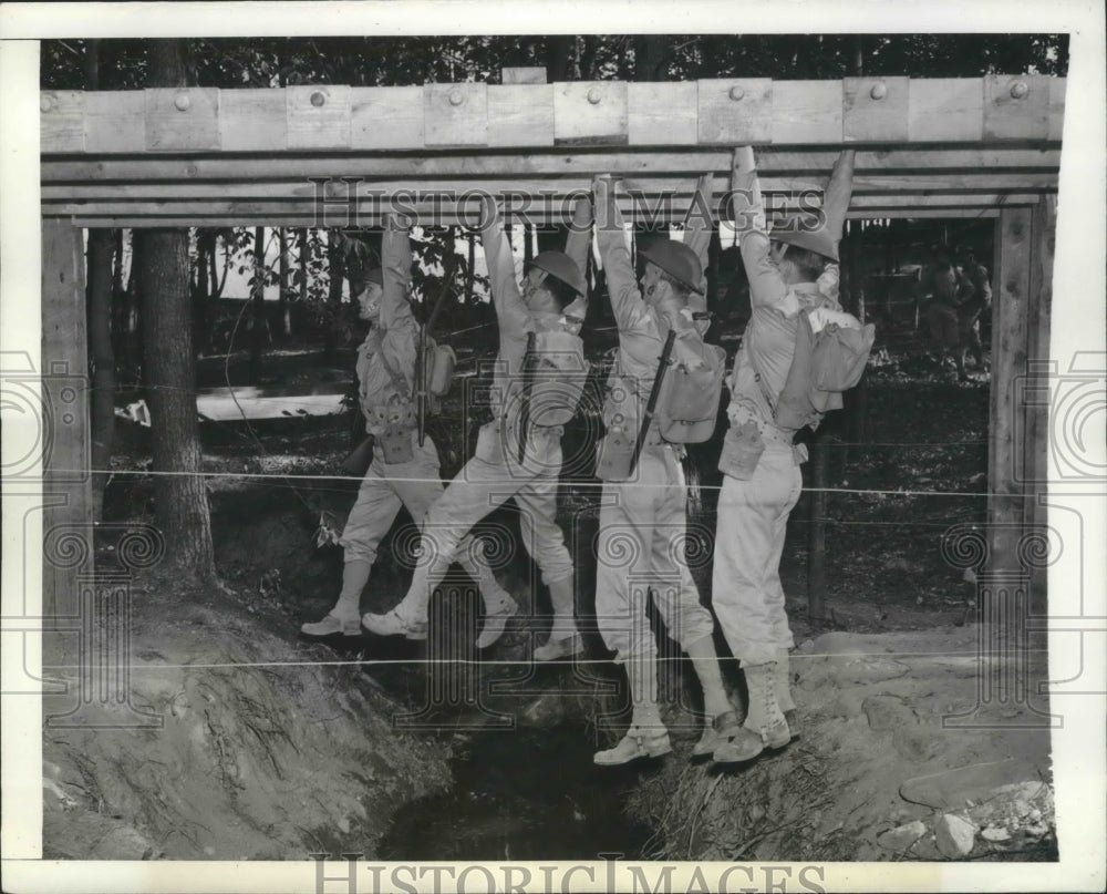 1941 Press Photo Soldiers on overhead ladder on obstacle course, Fort ...