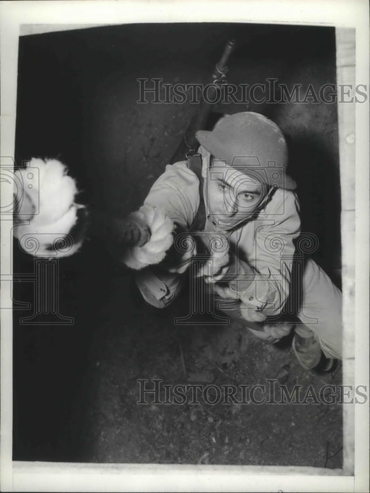 1941 Private climbing through hatchway on obstacle course, Virginia - Historic Images