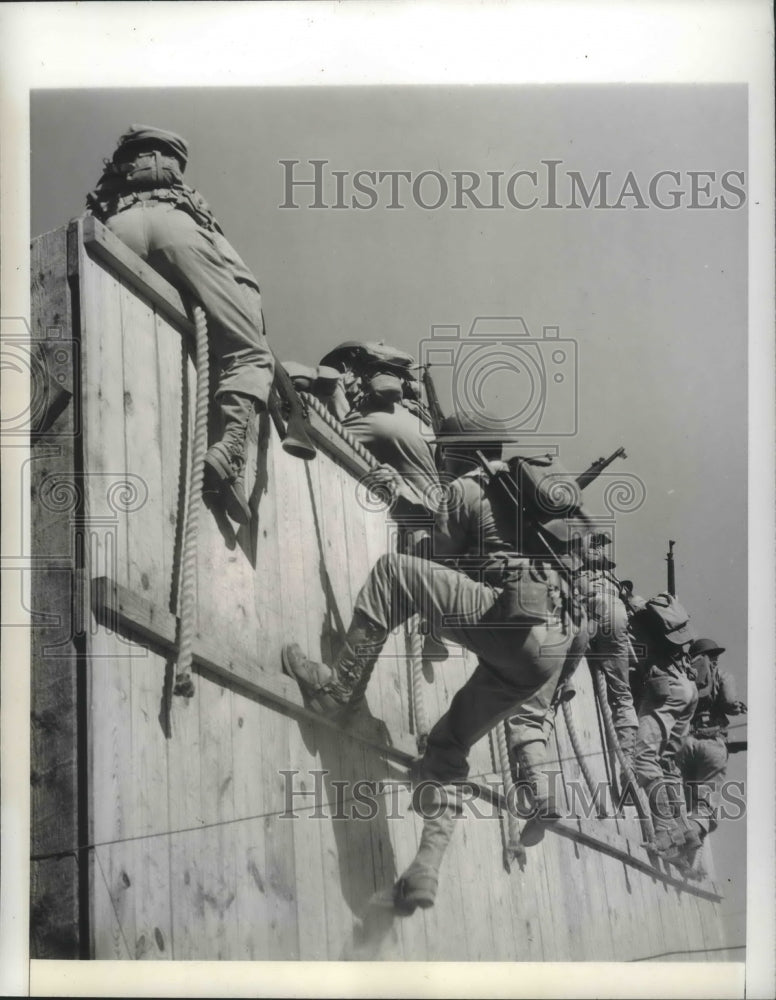 1941 Press Photo Soldiers climbing wall for obstacle course training, Virginia - Historic Images