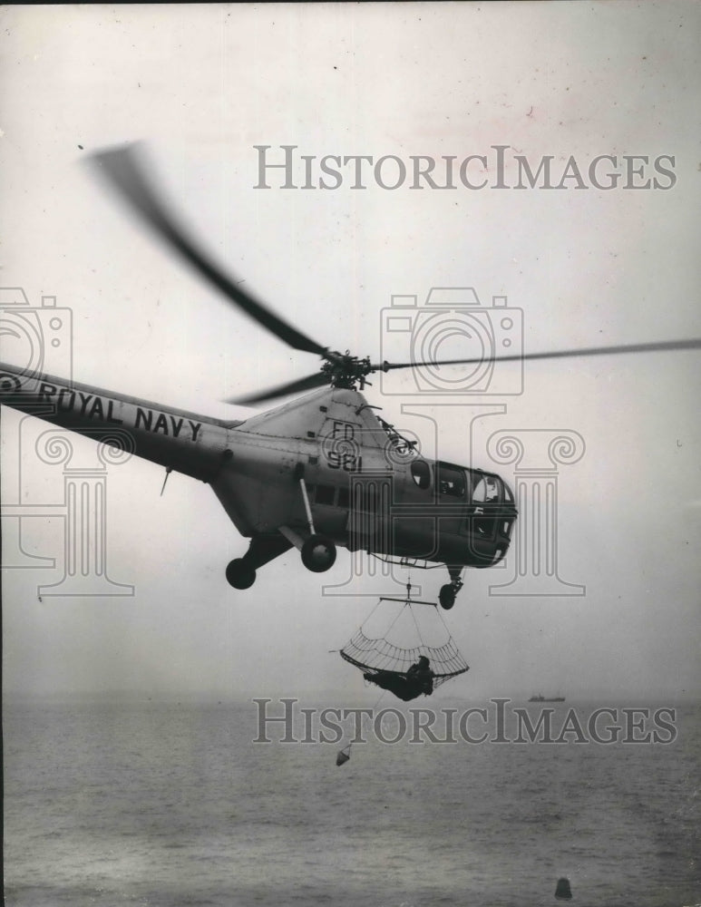 1955 Press Photo Helicopter Hoists Lieutenant Ridley Over Water, England - Historic Images
