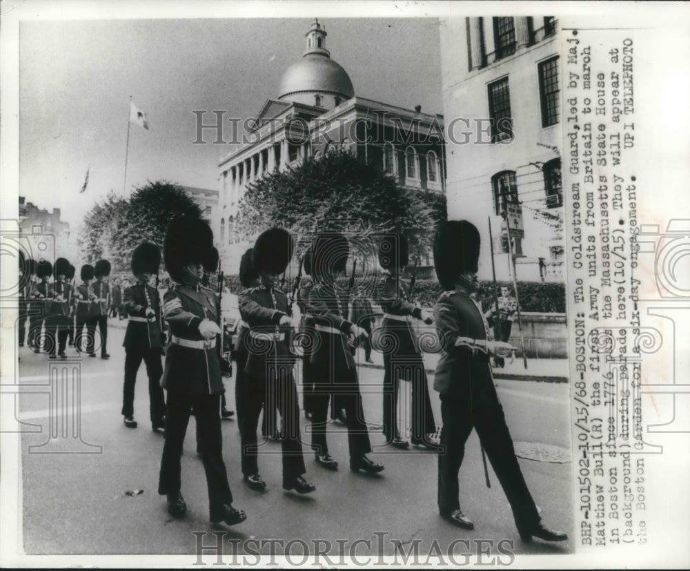 1968 Press Photo Coldstream Guard marching past the Massachusetts state house - Historic Images