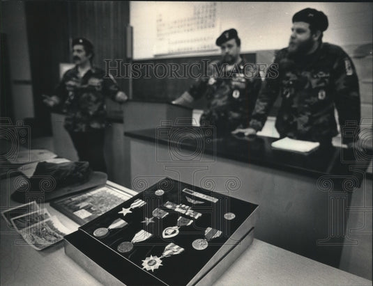 1987 Press Photo Veterans Show Vietnam Memorabilia At Washington County Class - Historic Images