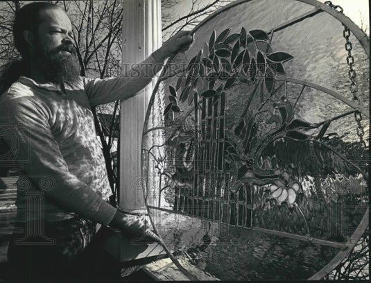 1991 Press Photo Jess Jespersen creates war medal in stained glass, Wisconsin - Historic Images