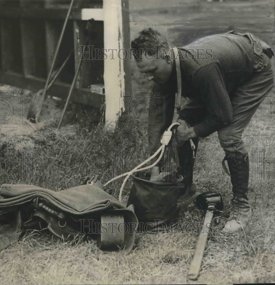 1930 Press Photo Wisconsin National Guard - Sergeant Fred Loeffler and Pup Tent - Historic Images