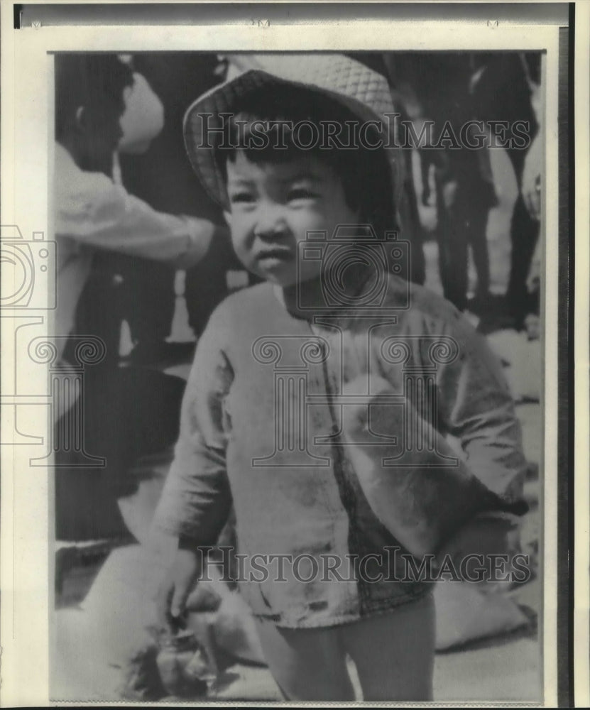 1972 Press Photo Small Girl With Bread At Binh Duong, South Vietnam Refugee Camp - Historic Images