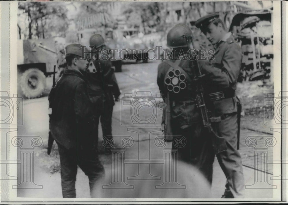 1968 Press Photo Soviet Union Soldiers Talk To Czechoslovak Policeman In Prague - Historic Images