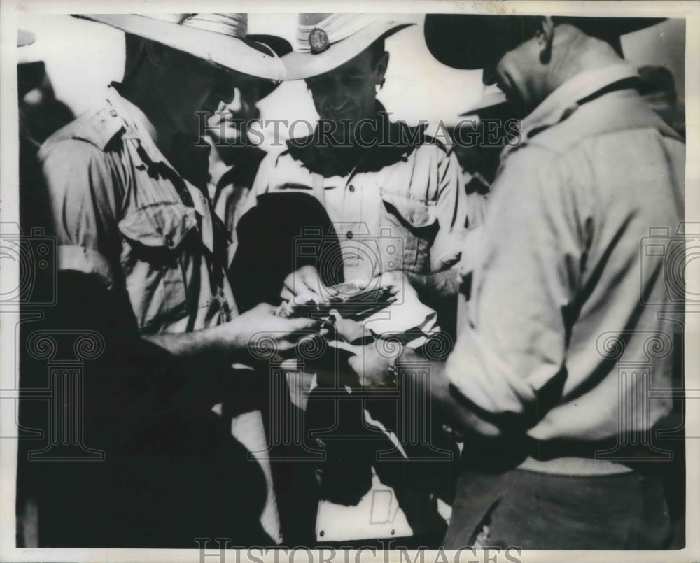 1943 Press Photo Soldiers collect their "spoils" after winning derby, New Guinea - Historic Images