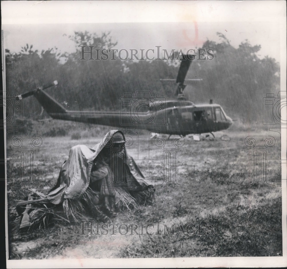 1965 Press Photo American soldiers sat in rain near Saigon during downpour. - Historic Images