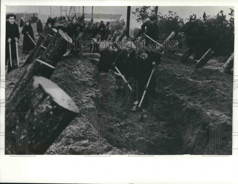 1968 Muscovites dig anti-tank ditches , World War II - Historic Images