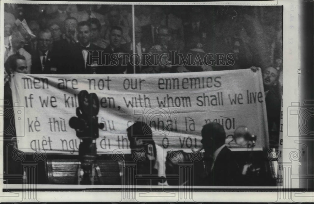 1967 Press Photo Protestors Hold Anti-Vietnam War Sign At Chicago Convention - Historic Images