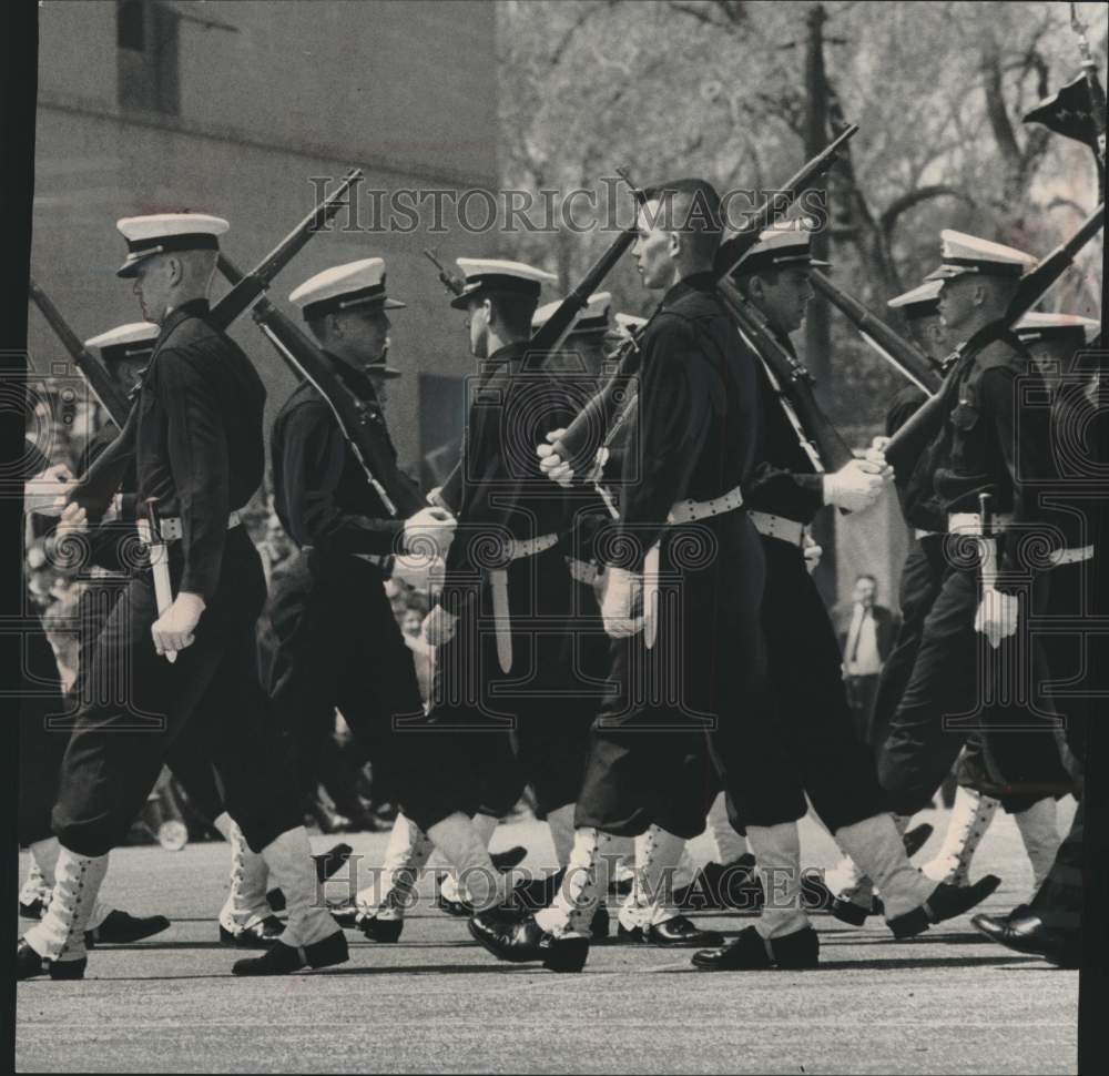 1961 Press Photo ROTC Midshipman in a parade on the Marquette University campus - Historic Images