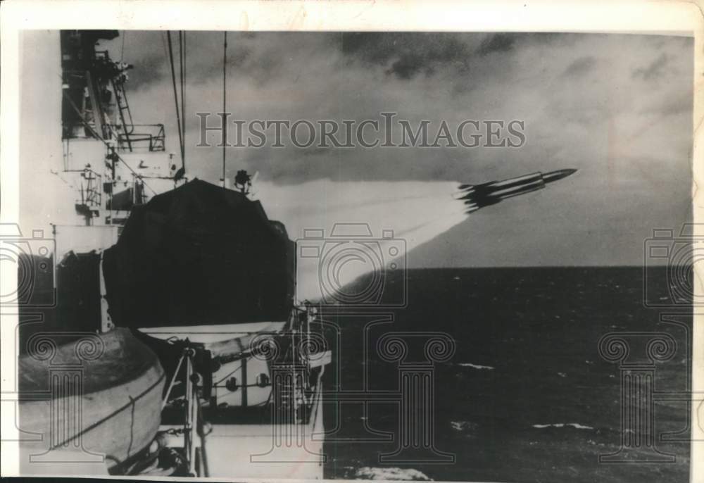 1957 Press Photo British navy&#39;s new guided missile the Seaslug launched in test - Historic Images