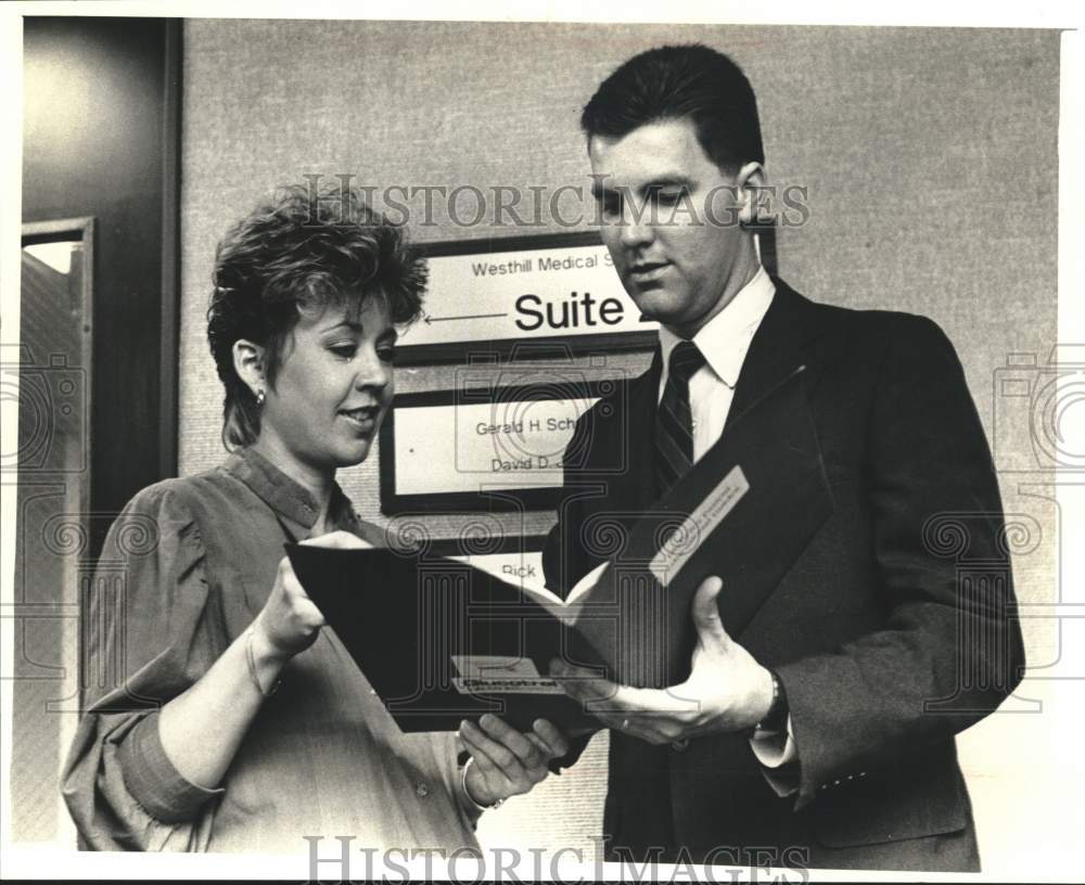 1989 Press Photo Wendy And Kevin Hermening At Medical Clinic Where She Worked - Historic Images