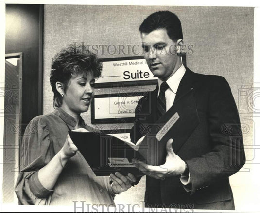 1989 Press Photo Wendy And Kevin Hermening At Medical Clinic Where She Worked - Historic Images