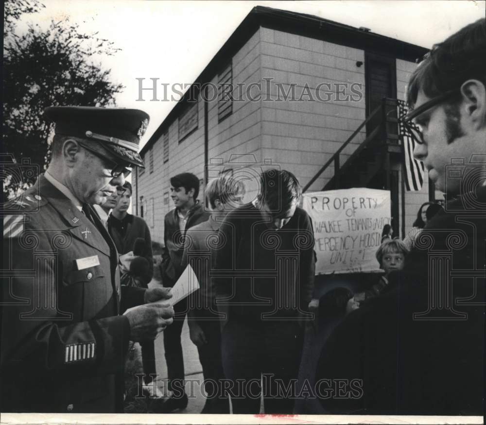 1969 Press Photo Notice is served to families trespassing in army barracks - Historic Images