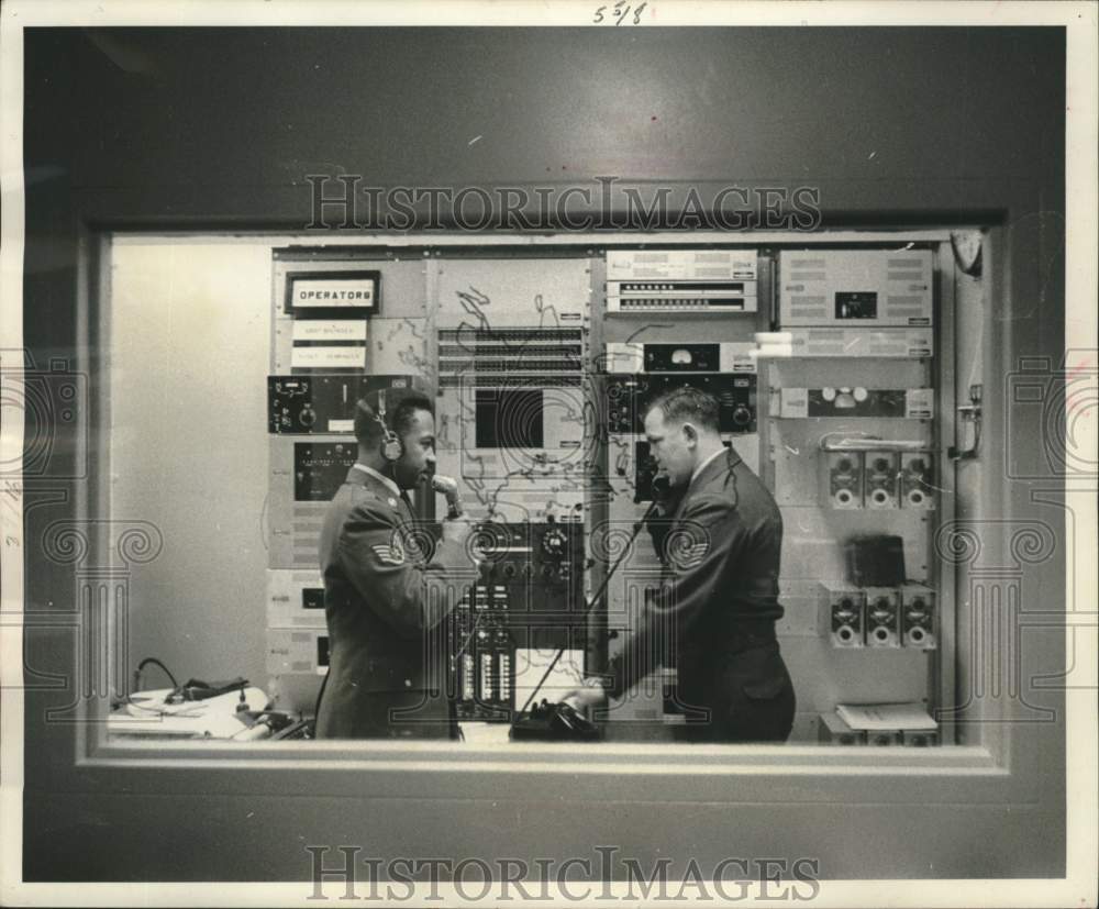 1958 Press Photo Air Force personnel measure SAC flight efficiency, Offutt AFB - Historic Images
