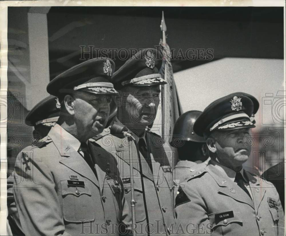 1989 Press Photo Retiring commander Major General Herbert Smith addressing men. - Historic Images