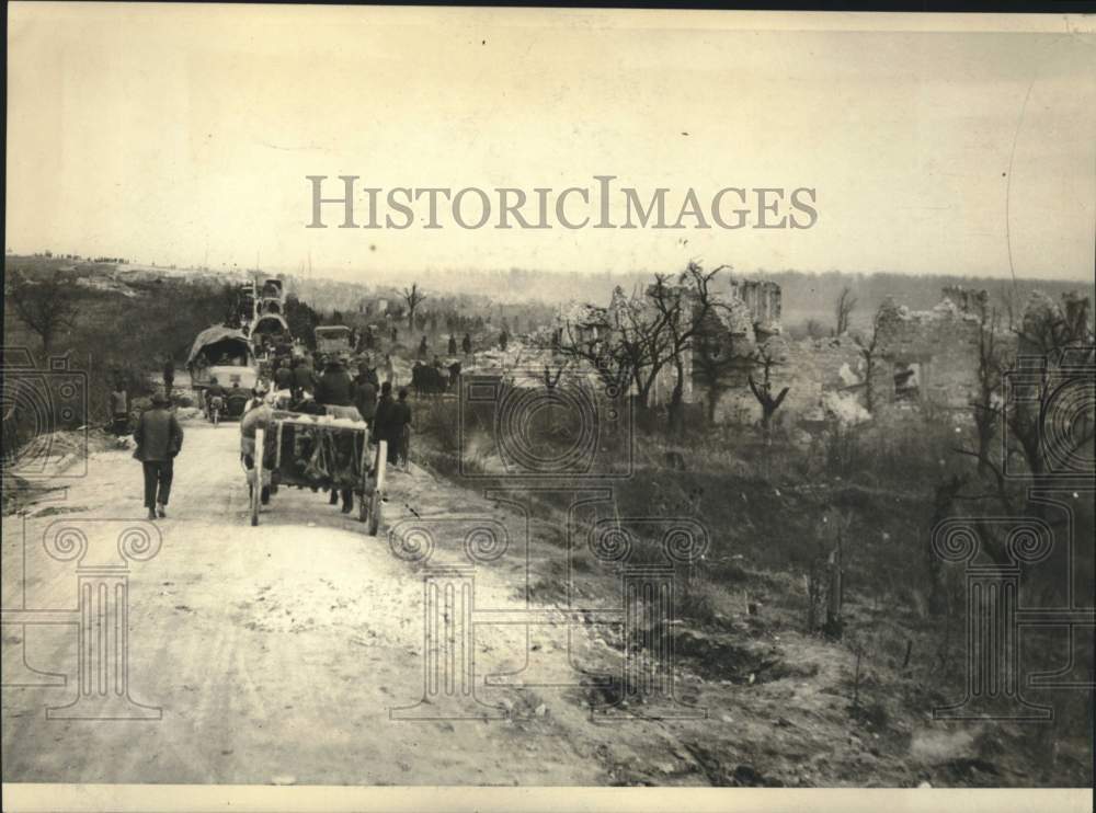1926 Press Photo Infantrymen crossing No Mans Land, Verdun, France, World War I - Historic Images